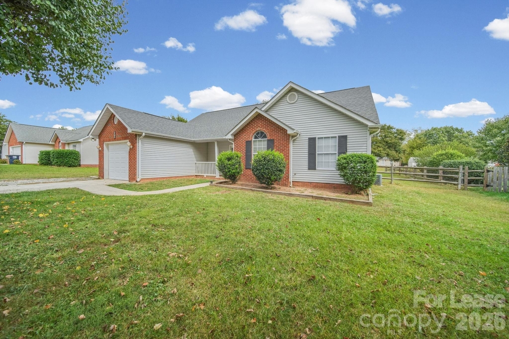 1012 Ridgefield Circle - Photo 2