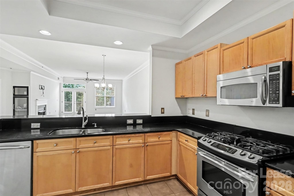405 W 7th Street - Photo 8