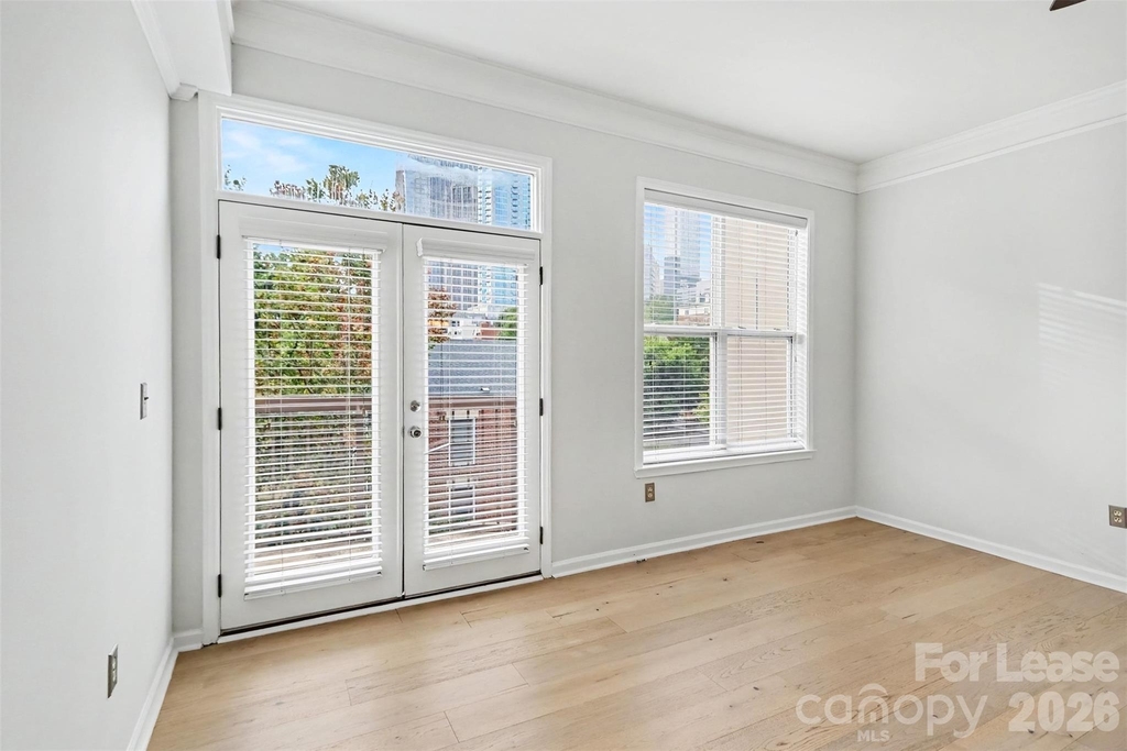 405 W 7th Street - Photo 5