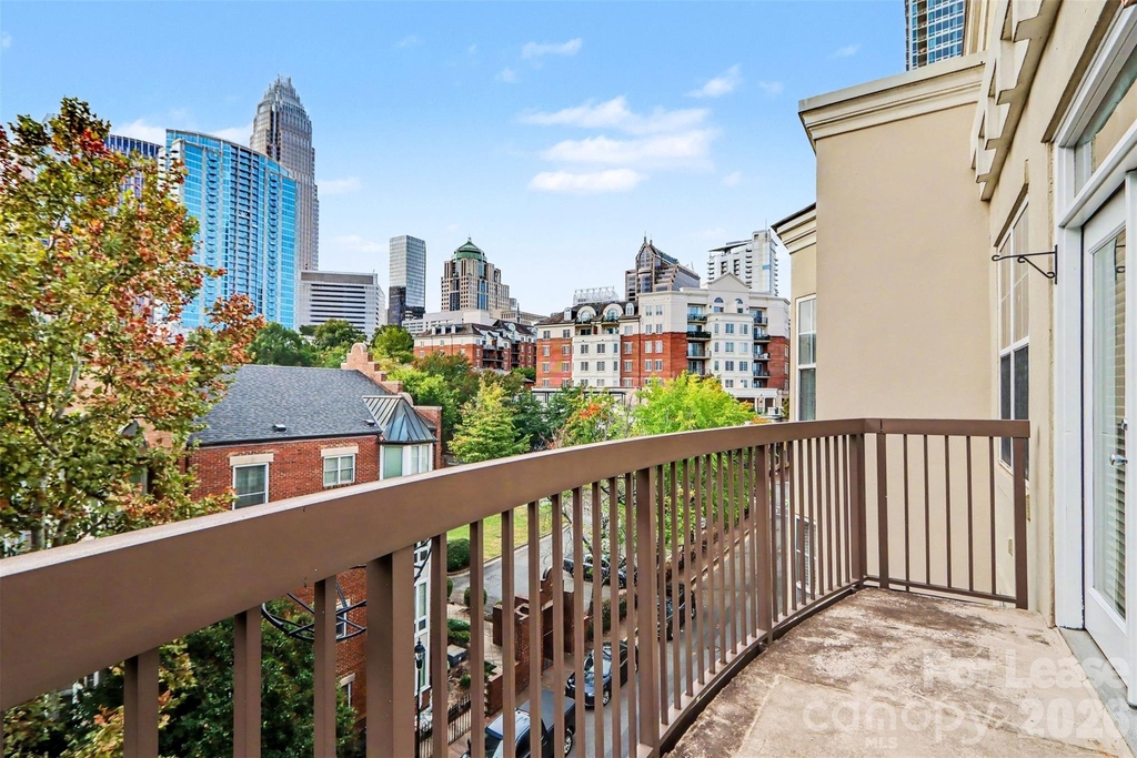 405 W 7th Street - Photo 10