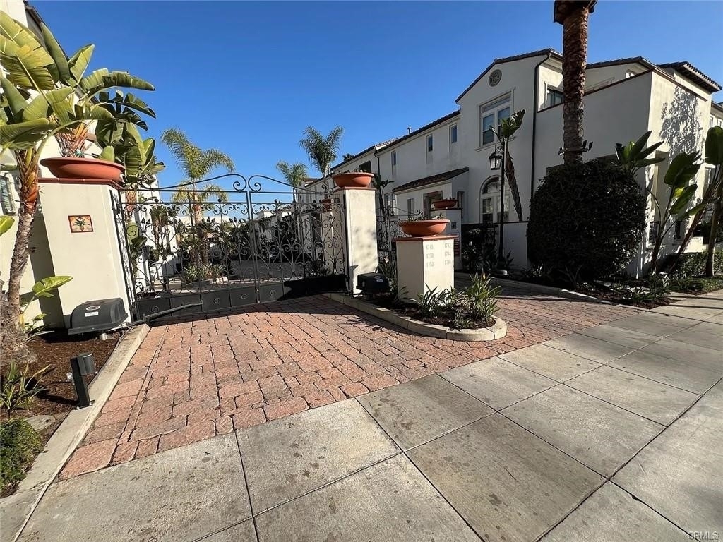 1752 Grand Avenue - Photo 2