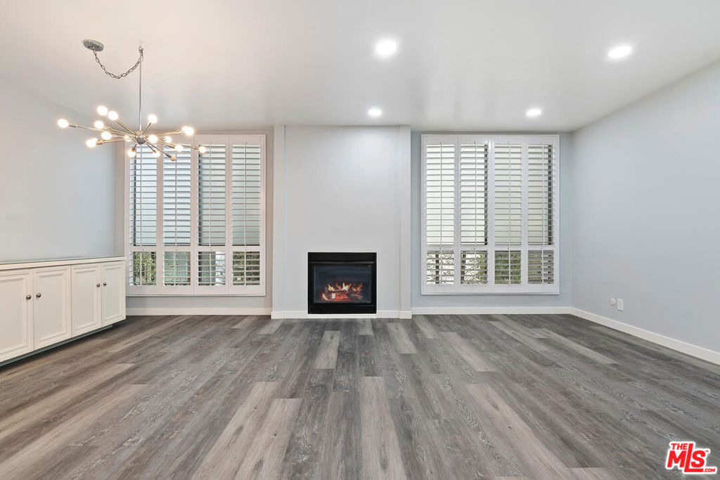 927 N Kings Road - Photo 0