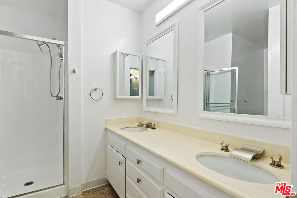 927 N Kings Road - Photo 9
