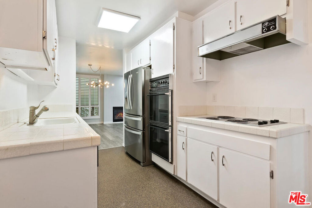 927 N Kings Road - Photo 18