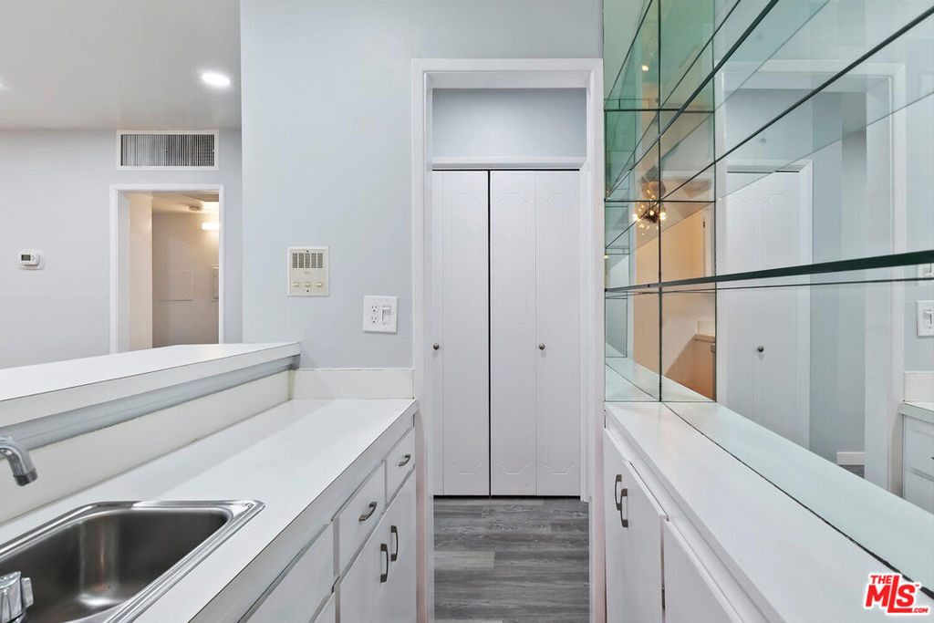 927 N Kings Road - Photo 23