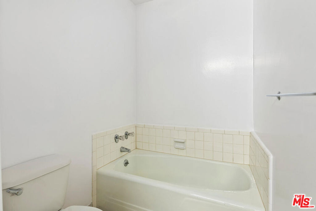 927 N Kings Road - Photo 11
