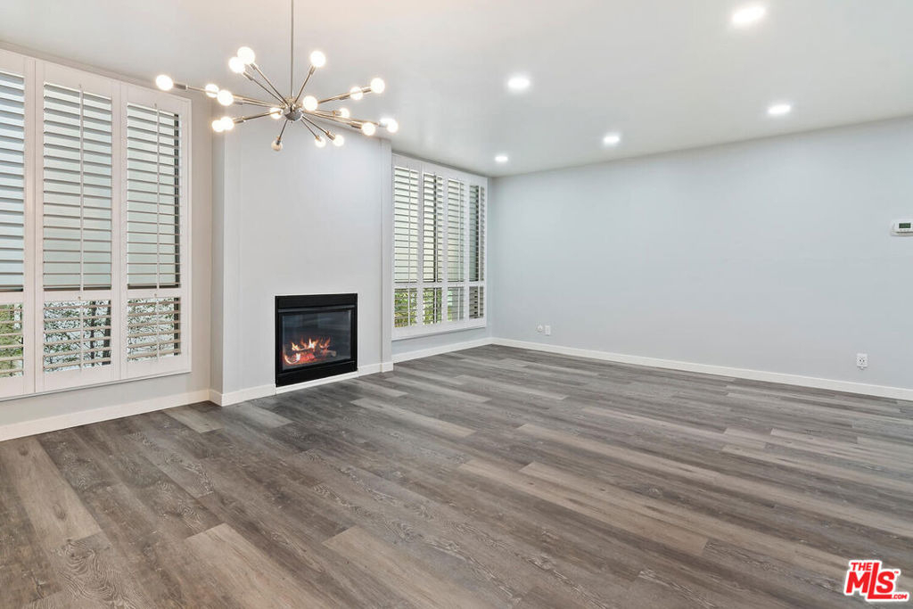 927 N Kings Road - Photo 1