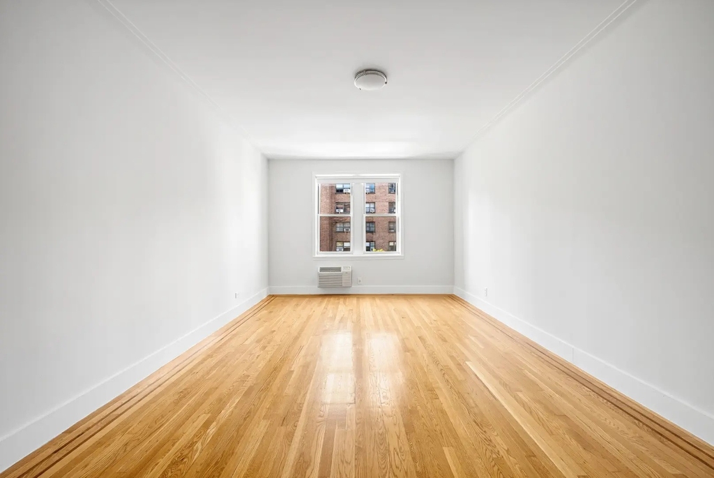 1BR in Chelsea - Photo 2