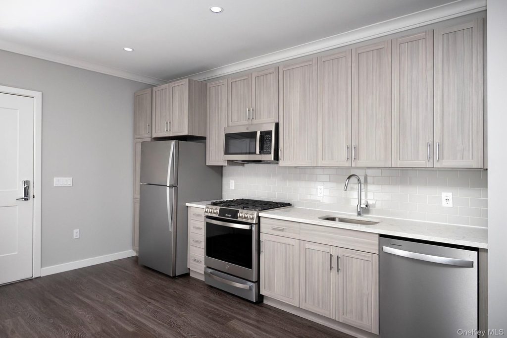 116 Searing Avenue - Photo 5