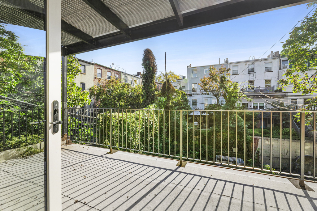 467 Hicks Street - Photo 2