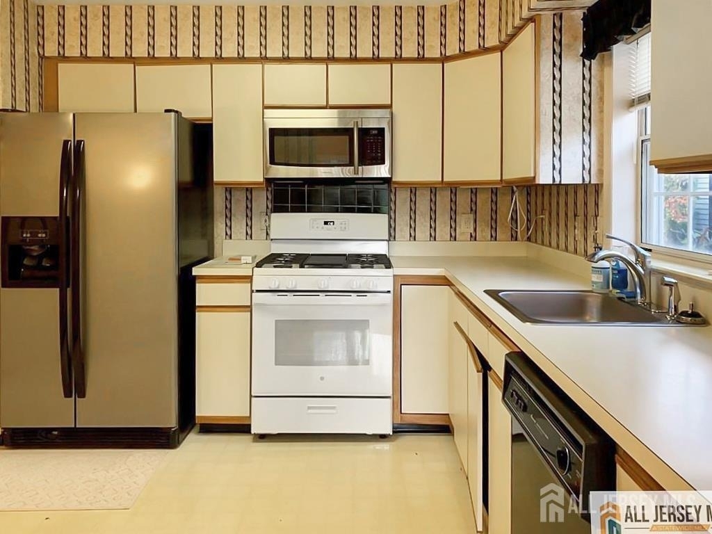3 Edinburgh Drive - Photo 1