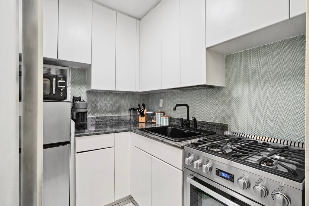 55 E 9th Street - Photo 2
