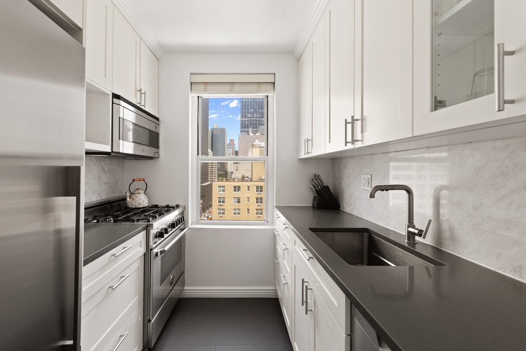 201 E 36th Street - Photo 5