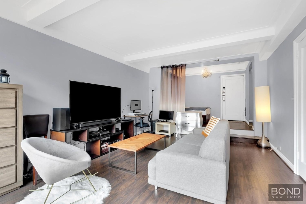 10 Park Avenue - Photo 0