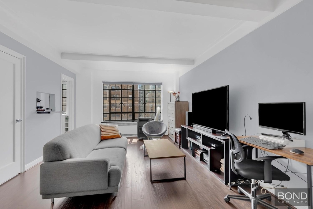 10 Park Avenue - Photo 1