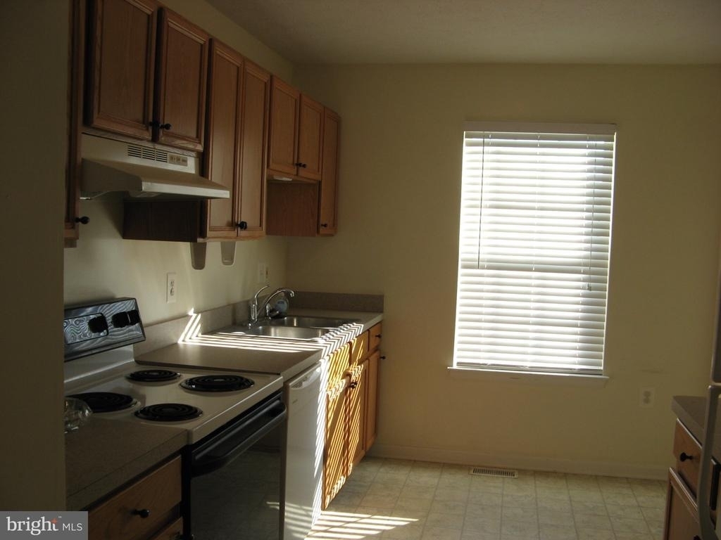 140 Surrey Club Drive - Photo 1
