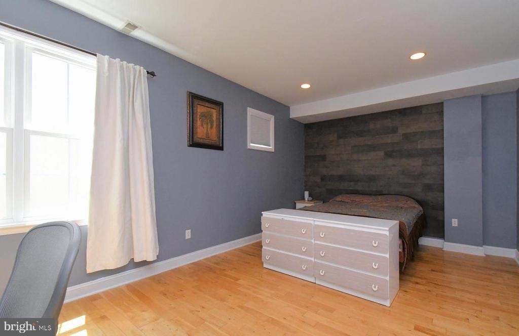919 N American Street - Photo 13