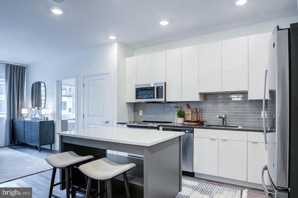 525 N Christopher Columbus Boulevard - Photo 2