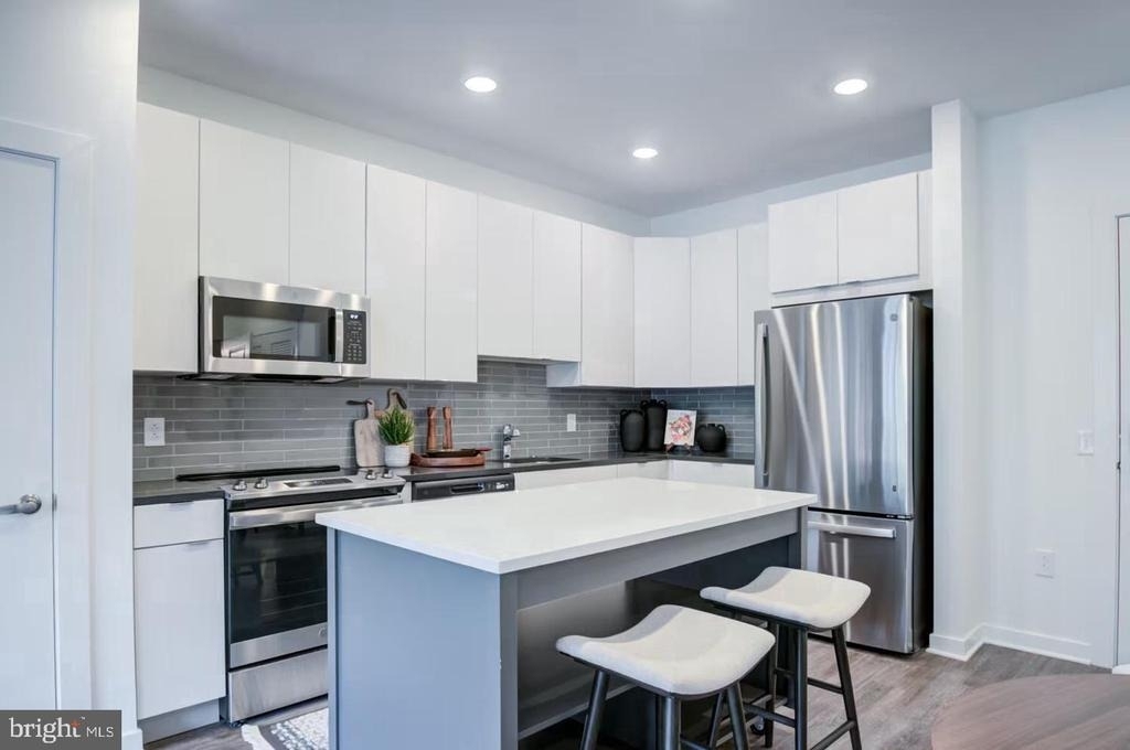 525 N Christopher Columbus Boulevard - Photo 1