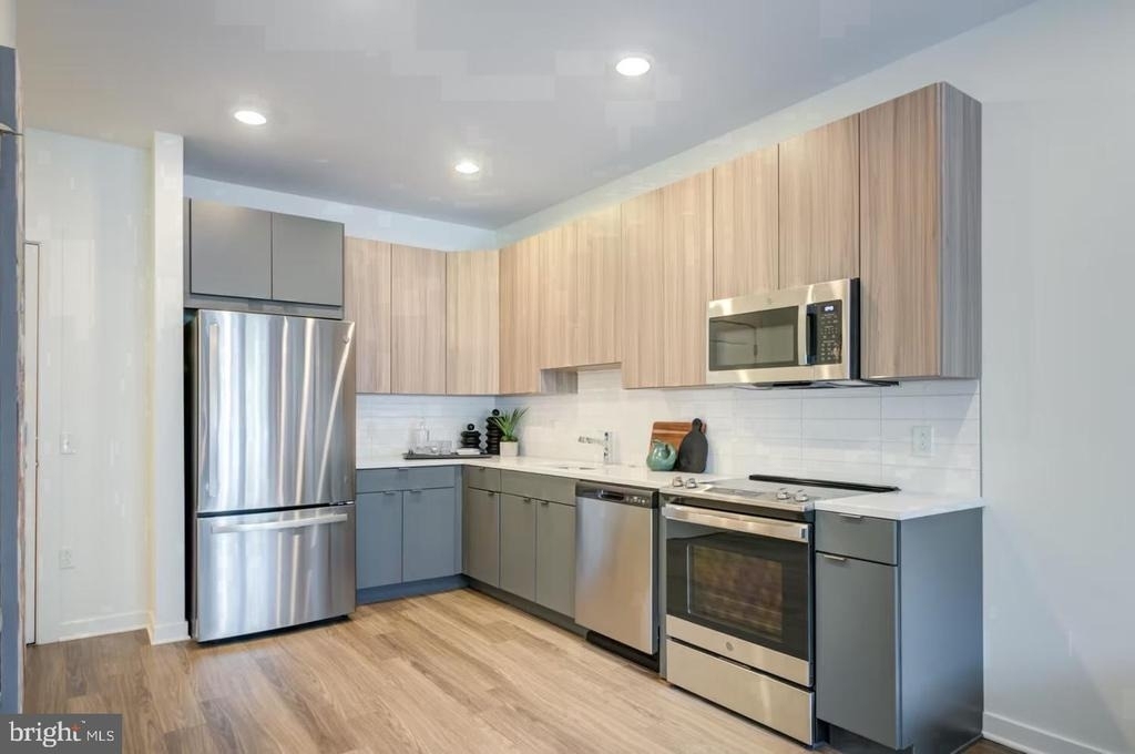 525 N Christopher Columbus Boulevard - Photo 18