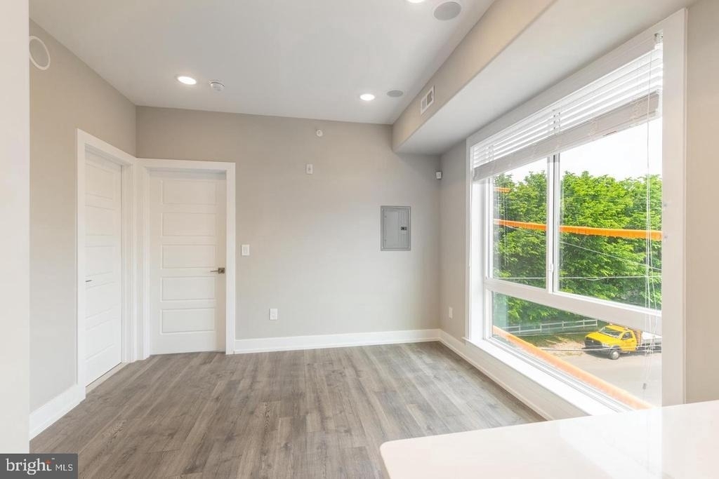 920 W Susquehanna Avenue - Photo 2