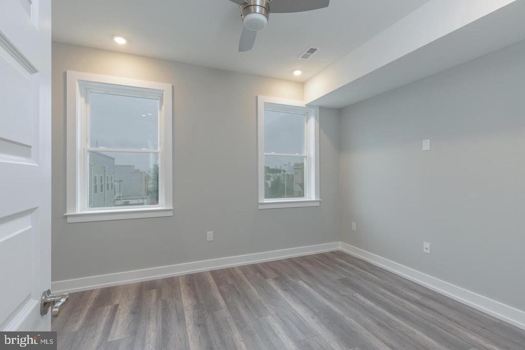 137 W Huntingdon Street - Photo 14