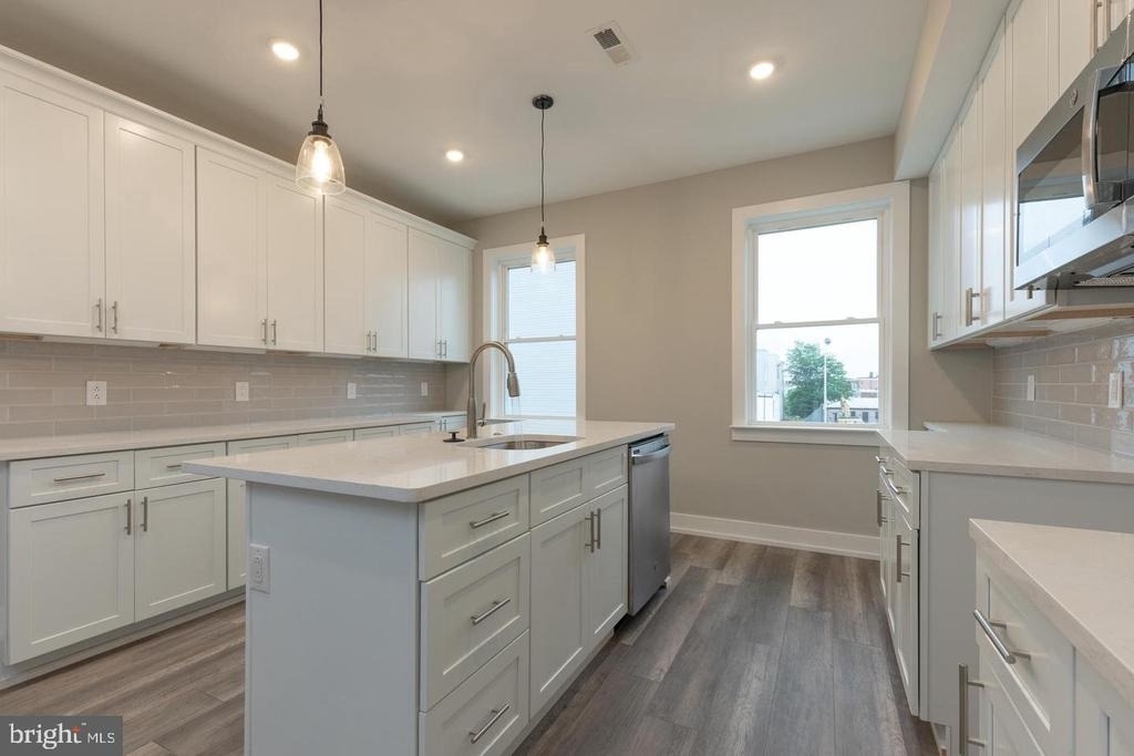 137 W Huntingdon Street - Photo 2