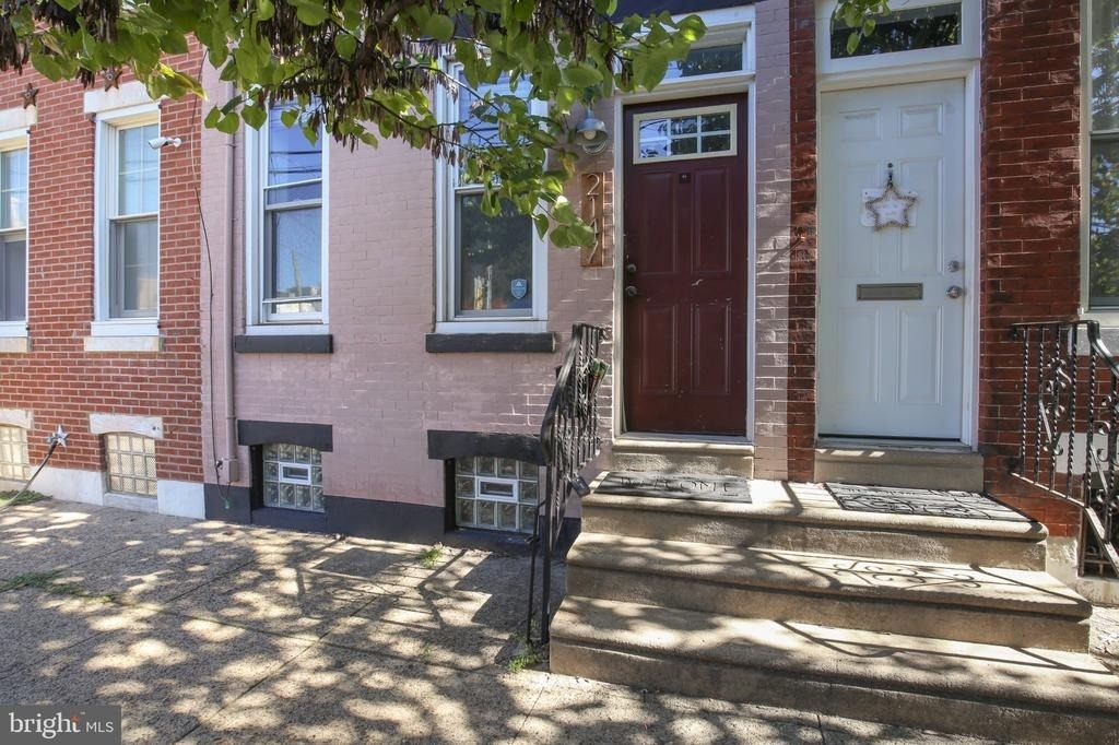 2147 E Hagert Street - Photo 31