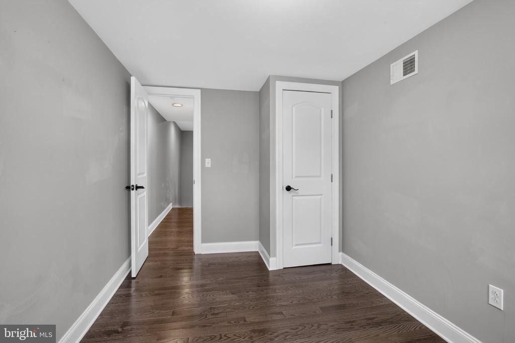 2147 E Hagert Street - Photo 28