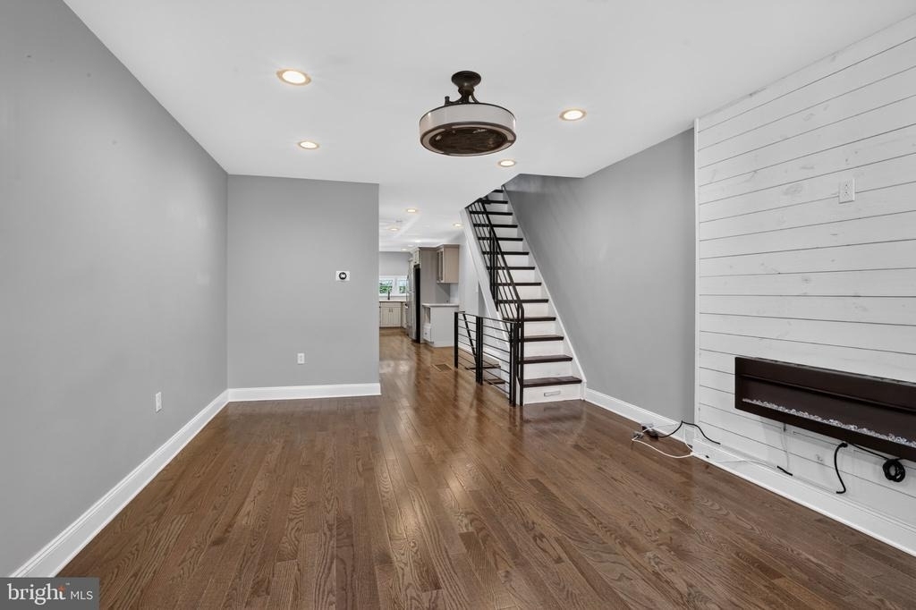2147 E Hagert Street - Photo 3