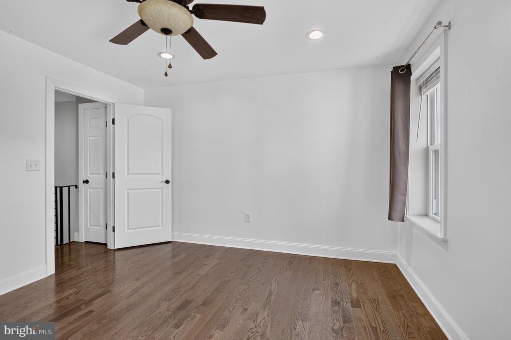 2147 E Hagert Street - Photo 21