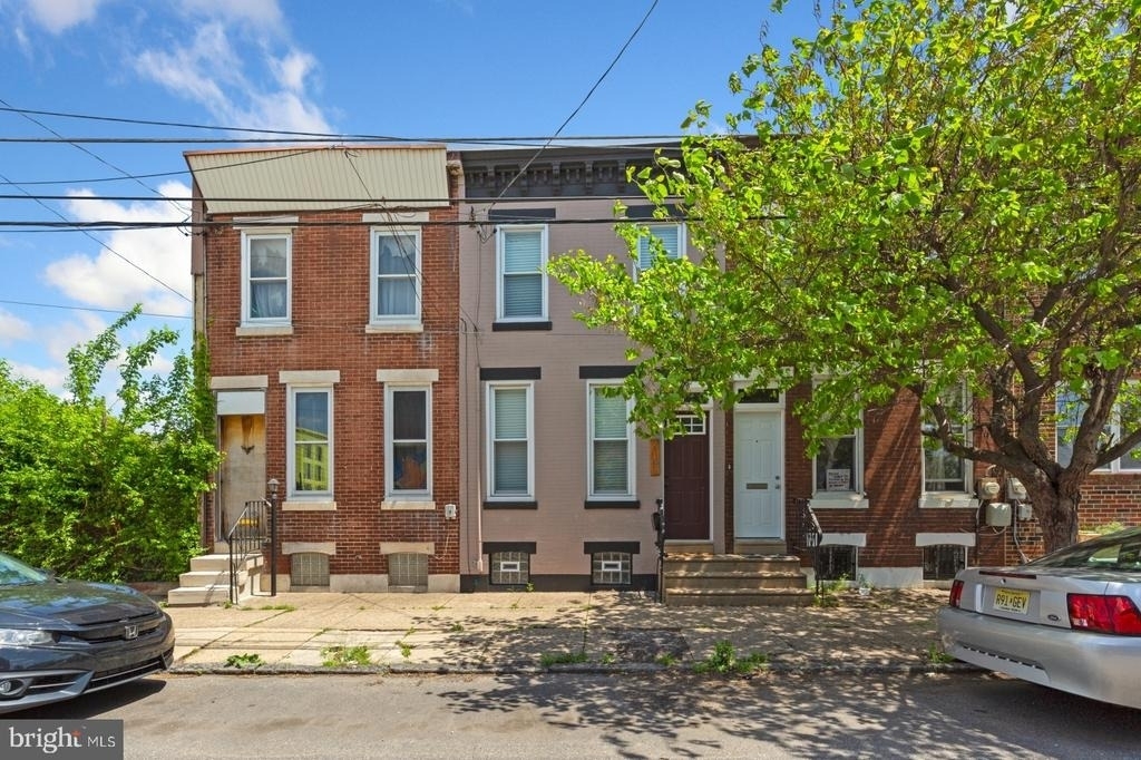 2147 E Hagert Street - Photo 29