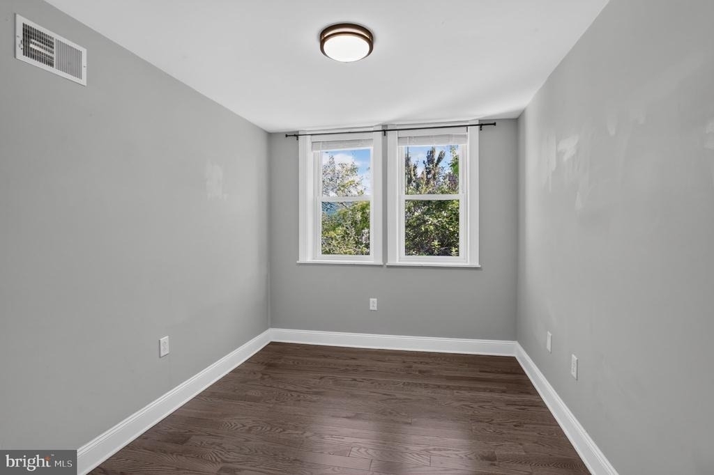 2147 E Hagert Street - Photo 27