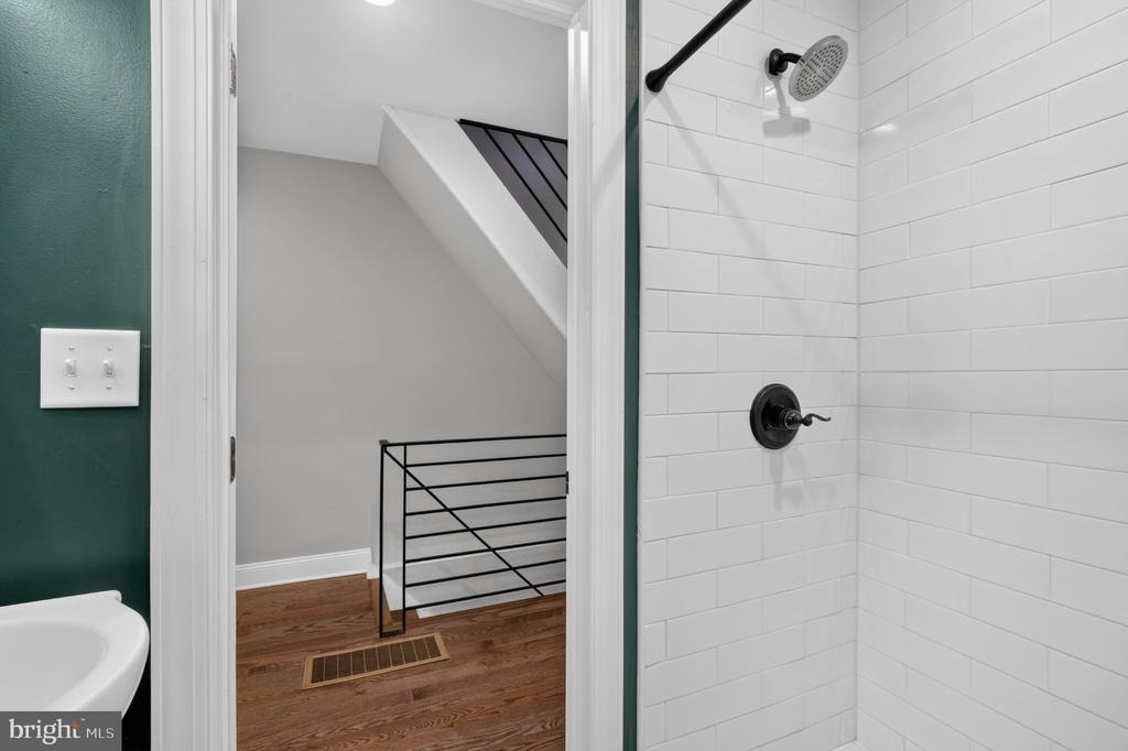 2147 E Hagert Street - Photo 9