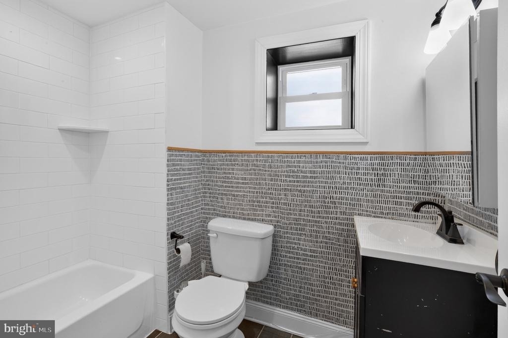 2147 E Hagert Street - Photo 25