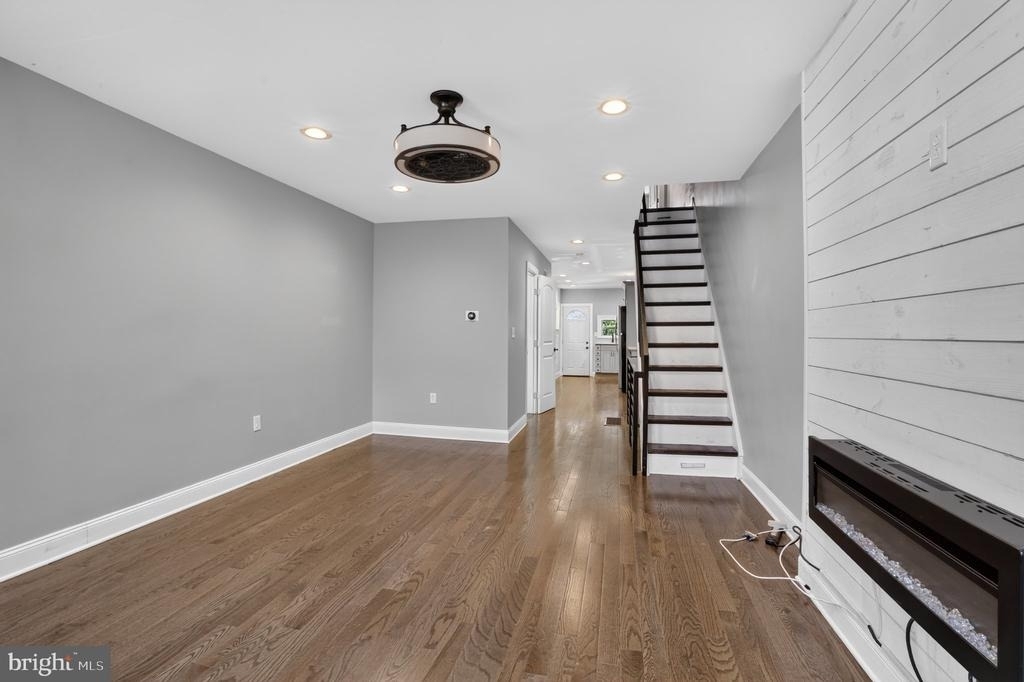 2147 E Hagert Street - Photo 2