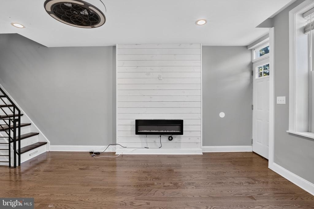 2147 E Hagert Street - Photo 4