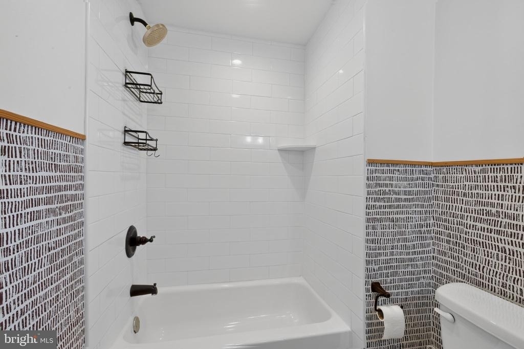 2147 E Hagert Street - Photo 26