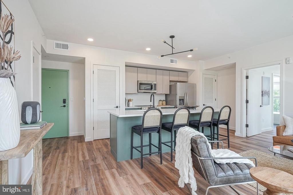 1301 Bainbridge Street - Photo 2