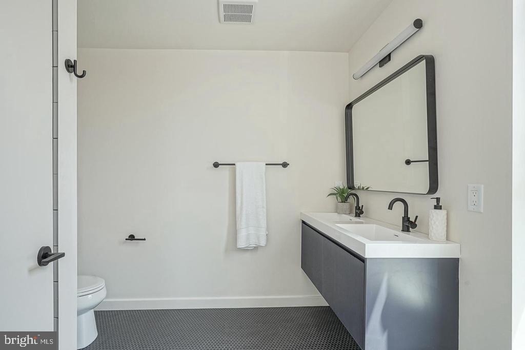 1301 Bainbridge Street - Photo 16