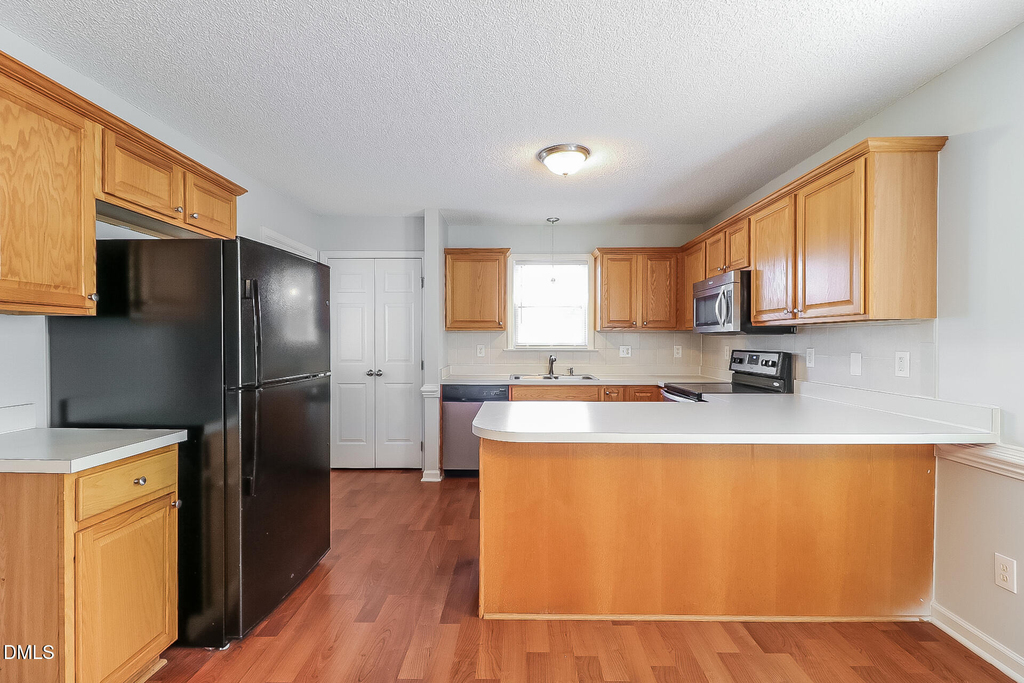 928 Shannondale Drive - Photo 2