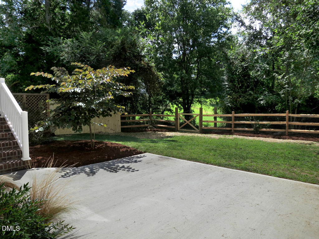 305 W Poplar Avenue - Photo 14