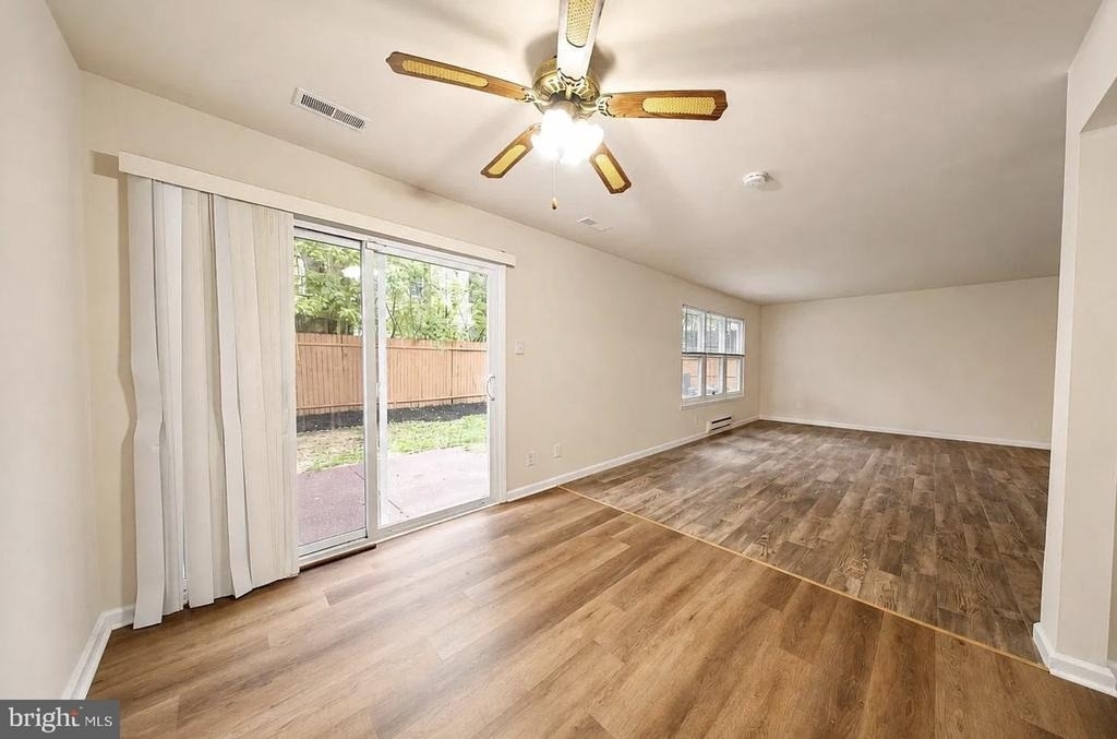 205 Chaucer Court - Photo 2