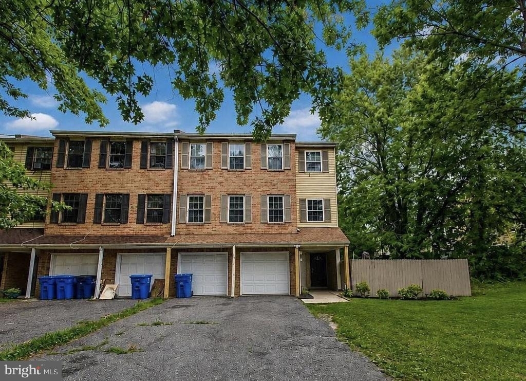205 Chaucer Court - Photo 0