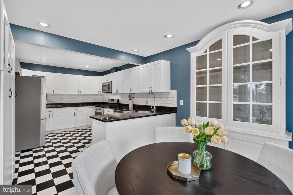 822 Loxford Terrace - Photo 9