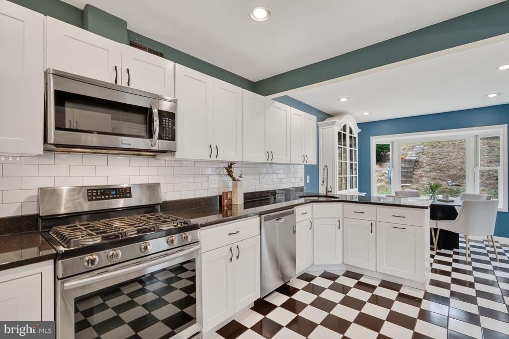 822 Loxford Terrace - Photo 10