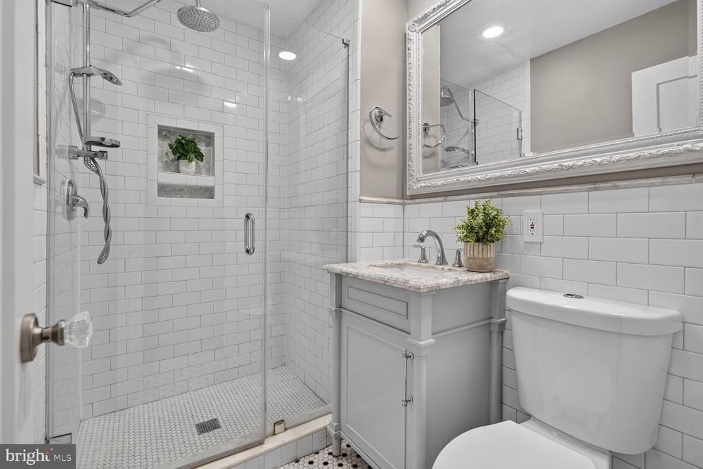 822 Loxford Terrace - Photo 11