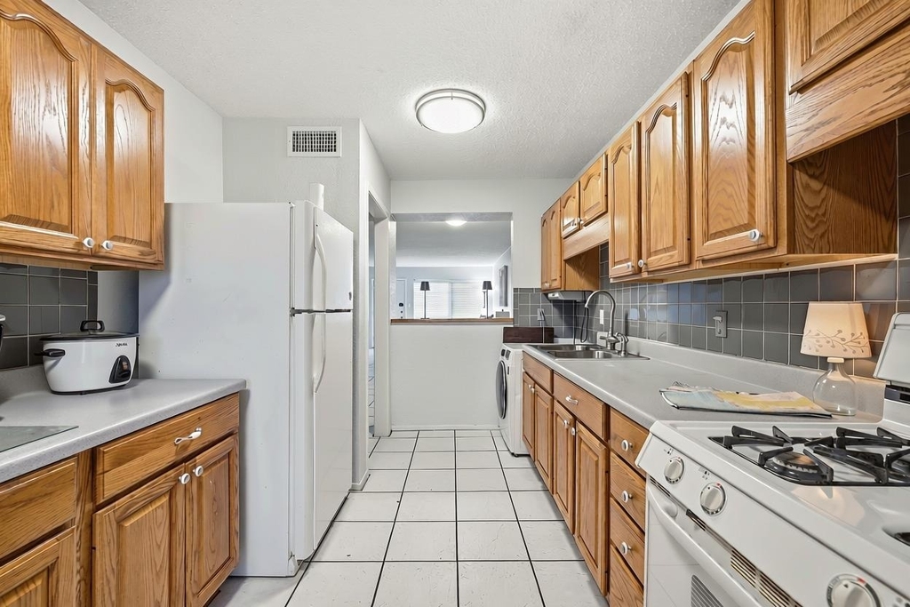 2425 Ashdale Dr - Photo 5