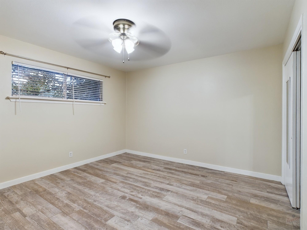 2303 East Side Dr - Photo 15