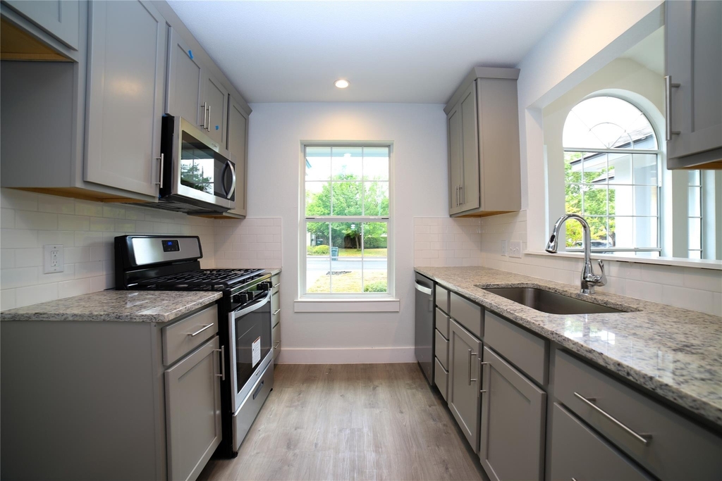 131 Stephen Ct - Photo 0